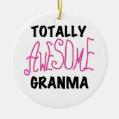 全く素晴らしいGranmaのピンクのTシャツおよびギフト セラミックオーナメント (正面)