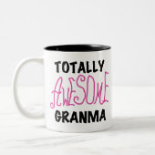 全く素晴らしいGranmaのピンクのTシャツおよびギフト ツートーンマグカップ (左)