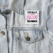 全く素晴らしいGranmaのピンクのTシャツおよびギフト 缶バッジ (インサイチュ)