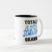 全く素晴らしいGranmaの青いTシャツのギフト ツートーンマグカップ (正面右)