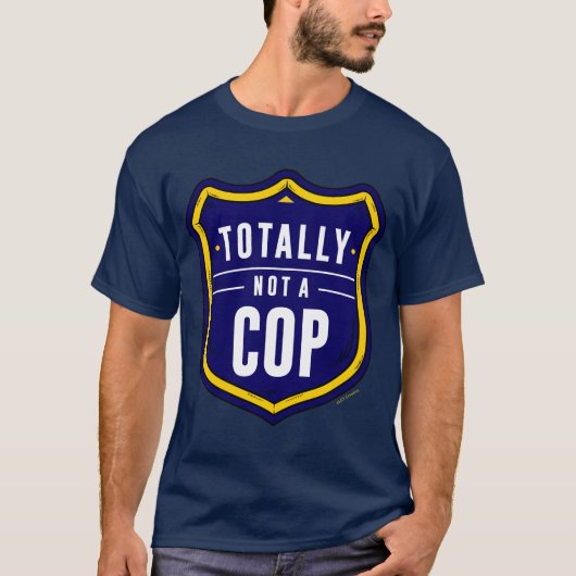 全く警官ではない Tシャツ (正面)