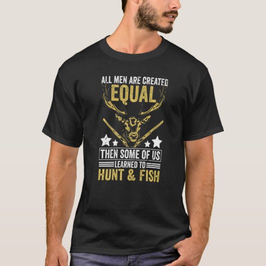 全ての人は平等に生まれている 中には狩猟や釣りを覚える者もいる ハンティング Tシャツ (正面)