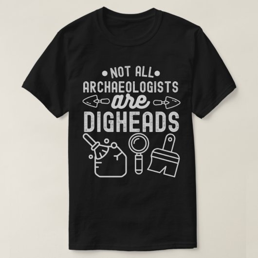 全ての考古学者が土を掘ってばかりいるわけではない Tシャツ (デザイン正面)
