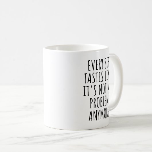 全ての酒は私の問題ではないような味がする コーヒーマグカップ (正面右)