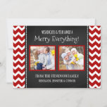 全メリー2 Photo Card Chalkboard Chevron シーズンカード<br><div class="desc">すべてのメリークリスマスのカスタマイズ可能な2枚のフォトカードカラフル、おもしろいとレトロな赤、黒と白のチョークボードとchevron zigzagsパタストライプーン。このカードに写真とカスタム文字を追加して、友達や家族のユニーククリスマスの挨拶を作成する。</div>