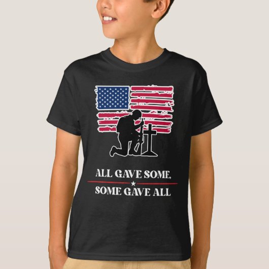 全員が何かを捧げ、ある者は全てを捧げた Tシャツ (正面)