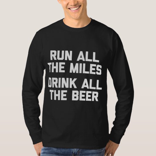 全走マイルがビールのを飲みおもしろいて走いる Tシャツ (正面)