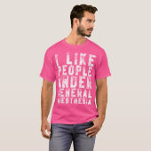 全身麻酔の薬を飲んでいる人がおもしろい好き Tシャツ (正面フル)