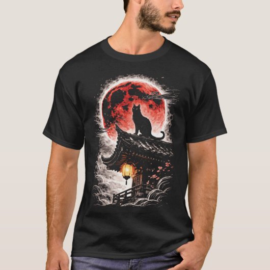 八角塔の屋根の黒猫、赤い月 - 日本画 Tシャツ (正面)