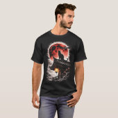 八角塔の屋根の黒猫、赤い月 - 日本画 Tシャツ (正面フル)