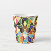 八角形の形状を持つ複数の幾何学的パターン カフェラテマグ (正面)