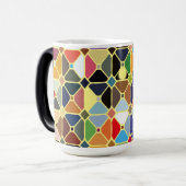 八角形の形状を持つ複数の幾何学的パターン モーフィングマグカップ (正面左)