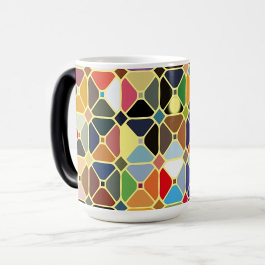 八角形の形状を持つ複数の幾何学的パターン モーフィングマグカップ (正面左)
