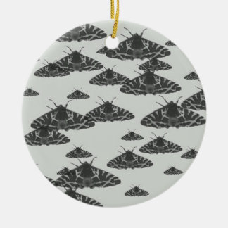 八重蛾のチョウは白い背景を持つ セラミックオーナメント