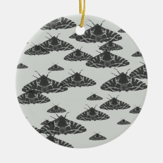 八重蛾のチョウは白い背景を持つ セラミックオーナメント (正面)