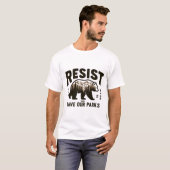 公保護公の土地 – レトロベア「レジスト」グラフィック Tシャツ (正面フル)