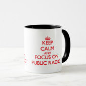 公共ラジオ放送の平静そして焦点を保って下さい マグカップ (正面右)