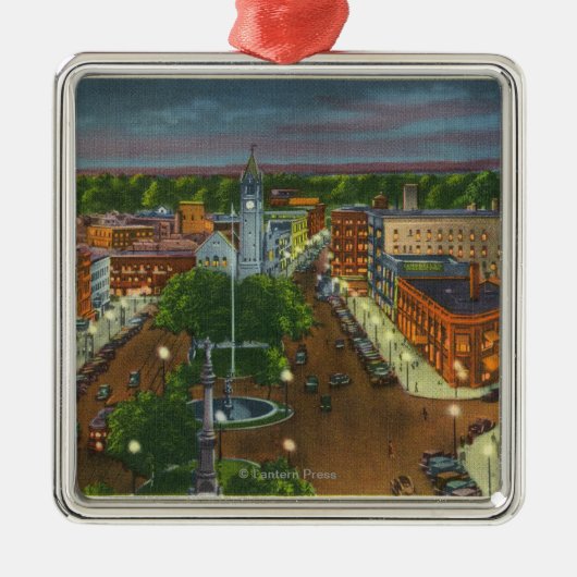 公共広場、町の時計の東の概観 メタルオーナメント (正面)