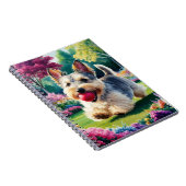 公園で凧を追うかわいいヨークシャーテリア ノートブック (右側)