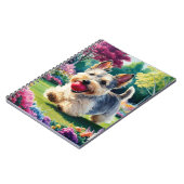 公園で凧を追うかわいいヨークシャーテリア ノートブック (左側)