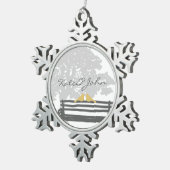 公園のベンチでの鳥の結婚式 スノーフレークピューターオーナメント (右)