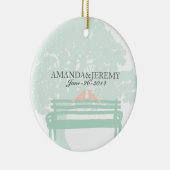 . .公園のベンチで結婚の記念日に鳥 セラミックオーナメント (右)