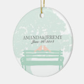 . .公園のベンチで結婚の記念日に鳥 セラミックオーナメント (左)