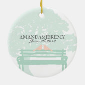 . .公園のベンチで結婚の記念日に鳥 セラミックオーナメント (裏面)