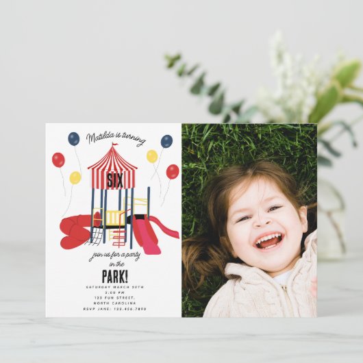 公園の子供たちの遊び場の誕生日パーティーの写真 招待状 (スタンド正面)