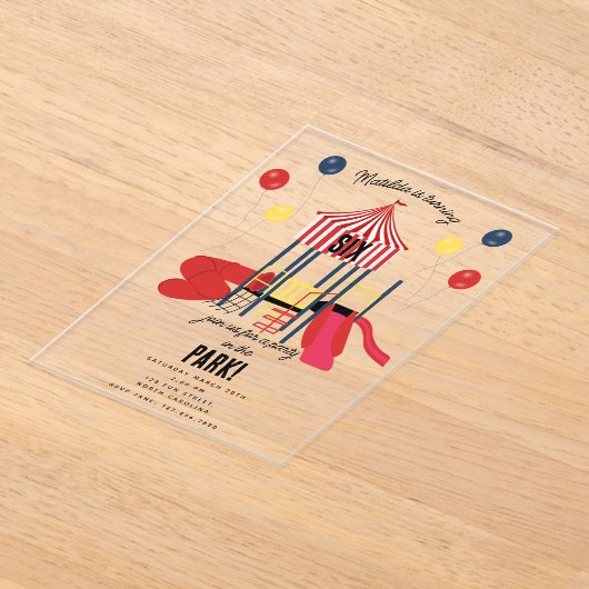 公園の子供たちの遊び場の誕生日パーティー アクリル招待状 (レイダウン)