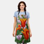公園の明るいオレンジ色のチューリップ エプロン (着用した状態)