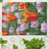 公園の明るいオレンジ色のチューリップ キッチンタオル (折り畳み)