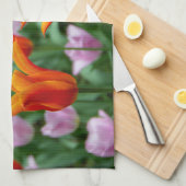公園の明るいオレンジ色のチューリップ キッチンタオル (四つ折り)