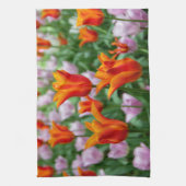 公園の明るいオレンジ色のチューリップ キッチンタオル (縦)