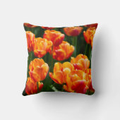 公園の明るいオレンジ色のチューリップ クッション (裏面)