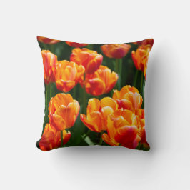 公園の明るいオレンジ色のチューリップ クッション
