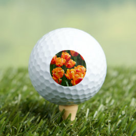 公園の明るいオレンジ色のチューリップ ゴルフボール