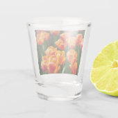 公園の明るいオレンジ色のチューリップ ショットグラス (裏面)