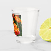 公園の明るいオレンジ色のチューリップ ショットグラス (右)