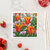 公園の明るいオレンジ色のチューリップ スタンダードカクテルナプキン (インサイチュ)