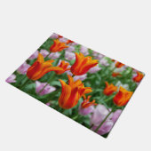 公園の明るいオレンジ色のチューリップ ドアマット (アングル)