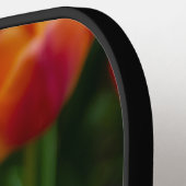 公園の明るいオレンジ色のチューリップ ピックルボールラケット (左詳細)