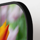 公園の明るいオレンジ色のチューリップ ピックルボールラケット (左詳細)