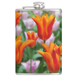 公園の明るいオレンジ色のチューリップ フラスク