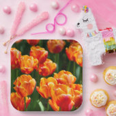 公園の明るいオレンジ色のチューリップ ペーパープレート (パーティー)