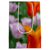 公園の明るいオレンジ色のチューリップ ミディアムペーパーバッグ (裏面)