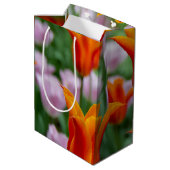 公園の明るいオレンジ色のチューリップ ミディアムペーパーバッグ (裏面アングル)