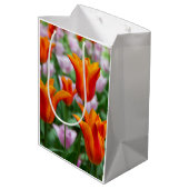 公園の明るいオレンジ色のチューリップ ミディアムペーパーバッグ (裏面アングル)