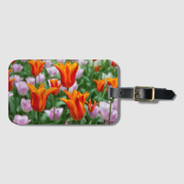 公園の明るいオレンジ色のチューリップ ラゲッジタグ