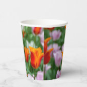 公園の明るいオレンジ色のチューリップ 紙コップ (右)